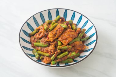 Kızarmış domuz eti ve kırmızı köri ezmesi - Tayland yemeği tarzı