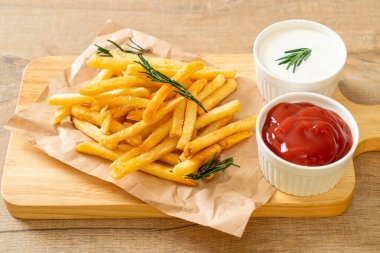 Patates kızartması ya da ekşi krema ve ketçaplı patates cipsi.