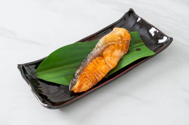 Japon usulü soya soslu ızgara somon bifteği.