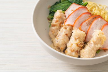 Barbekü Kırmızı Domuz eti ve Asya usulü Çorbalı Wonton Eriştesi.