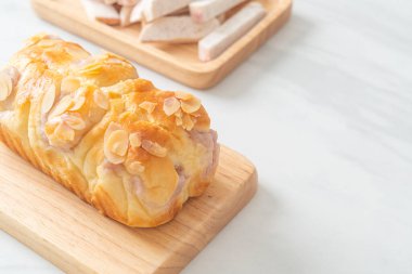 Tahtada nefis taro ekmeği.