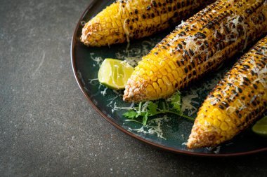 Barbekü ve ızgara mısır, peynirli ve limonlu