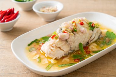 Buğulanmış deniz levreği fileto bifteği ve şifalı ot.