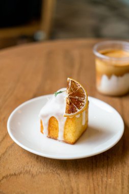 Kafe ve restoranda beyaz tabakta limonlu kek.