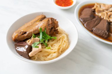 Beyaz kasede pişmiş ördekle kurutulmuş şehriye. Asya usulü.