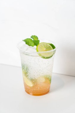 Limonlu ve naneli mojito.