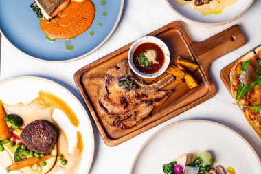 Ahşap tahtada baharatlı çene soslu domuz pirzolası.