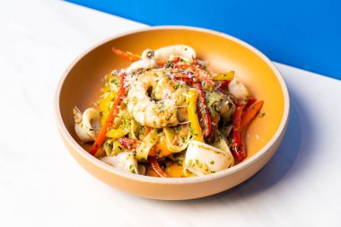 Fettuccini spagetti makarna soslu deniz ürünleri tabakta