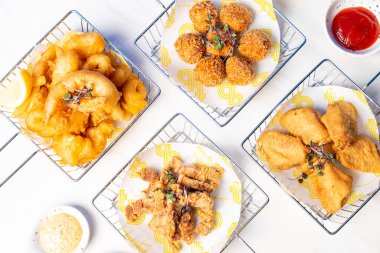 Kızarmış domuz eti, tavuk kanadı, deniz ürünleri, soslu domuz eti.