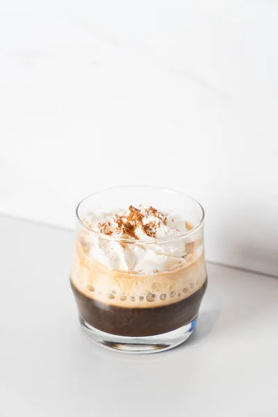 アイルランドのウイスキーとホイップクリームをグラスに入れたコーヒー Irelish Coffee — ストック写真