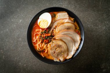 Ramen Eriştesi Baharatlı Tomyum Çorbası ile Kızarmış Domuz Füzyon Gıda Stili