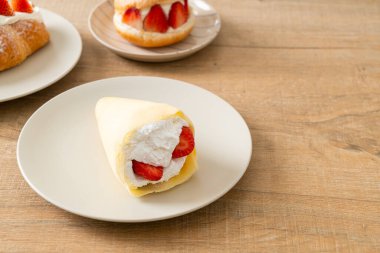 Taze çilek ve taze krep.