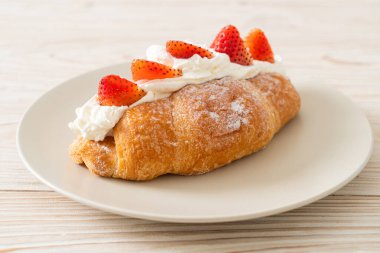 Çilekli ve taze kremalı kruvasan.