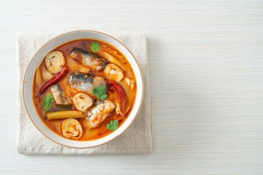 Tom Yum baharatlı çorbada uskumru konservesi - Asya usulü