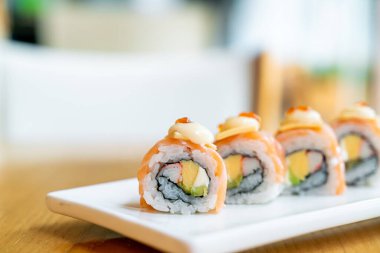 Japon usulü peynirli somon dürümü suşi.