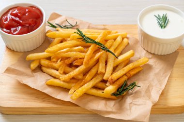 Patates kızartması ya da ekşi krema ve ketçaplı patates cipsi.