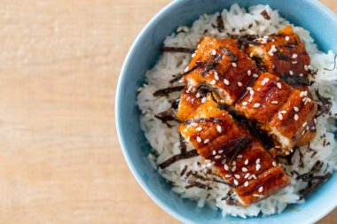 Yılan balığı pirinç kasesi veya unagi pirinç kasesi - Japon yemek tarzı.