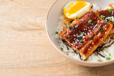 Yılan balığı pirinç kasesi veya unagi pirinç kasesi - Japon yemek tarzı.