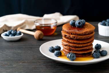 Yaban mersinli ve ballı krep yığını.