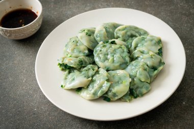 Soslu buğulanmış frenk soğanı. Asya usulü.