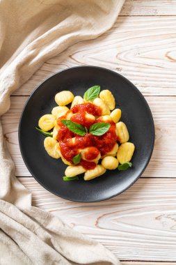 Peynirli domates soslu gnocchi - İtalyan yemeği tarzı.