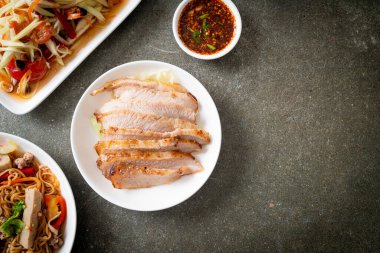 Tayland usulü ızgara domuz budu soslu Tayland yemeği.