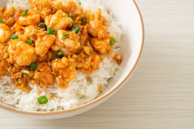 Sarımsaklı karides ve karides lapası.