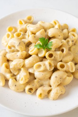 Fırında makarna ve peynir.