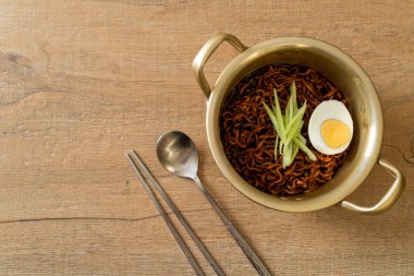 Kore fasulye soslu Anında Erişte salatalık ve haşlanmış yumurta (Jajangmyeon veya Jjajangmyeon) - Kore yemek tarzı