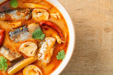 Tom Yum baharatlı çorbada uskumru konservesi - Asya usulü