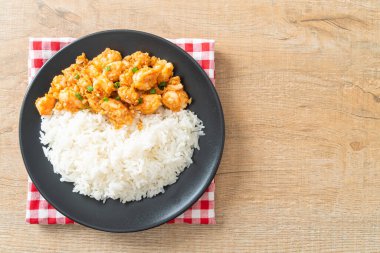 Sarımsaklı kızarmış karides ve pirinçli karides ezmesi.