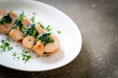 Ispanak ve peynirle doldurulmuş tavuk göğsü