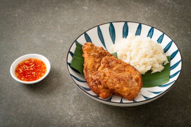 Yapışkan pirinç ve baharatlı tatlı soslu kızarmış tavuk.