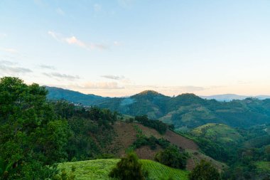 Chiang Rai, Tayland 'da mavi gökyüzü olan güzel bir dağ tepesi.