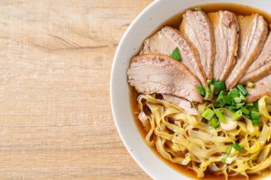 Kahverengi çorbada pişmiş ördekli yumurta eriştesi. Asya usulü.