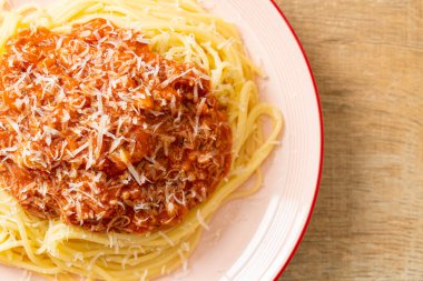 Parmesan peynirli domuz bolonez spagettisi - İtalyan yemeği tarzı.