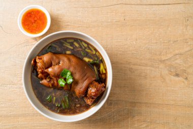 Domuz budu yahnisi ya da domuz budu - Asya yemeği tarzı