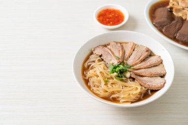 Ördek çorbalı ördek eriştesi. Asya usulü.