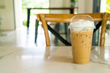 Kahve dükkanındaki masada buzlu cappuccino kahve bardağı.