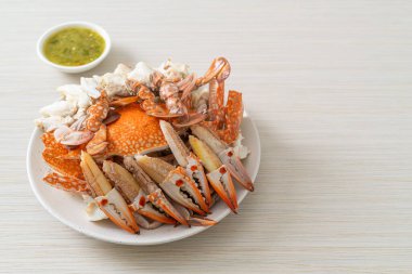 Baharatlı deniz ürünleri soslu haşlanmış mavi yengeç. Deniz ürünleri tarzı.