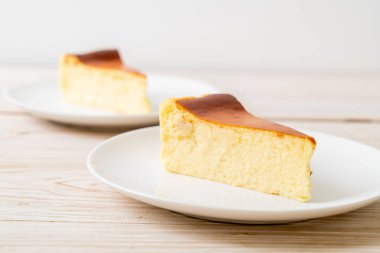 Beyaz tabakta ev yapımı cheesecake.
