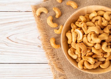 Tahta kasede fındık ve fotokopi alanı.