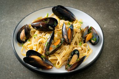 Linguine spagetti makarna vongole beyaz şarap sosu İtalyan deniz ürünleri makarna ve midye