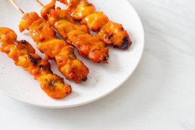 Izakaya usulü ızgara tavuk şiş yakitori servis edilir. Asya usulü.