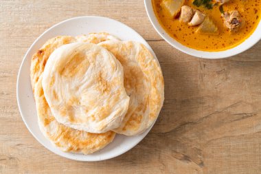 Körili tavuk çorbası Roti ile veya naan tavuk tikka masala - Asya yemeği tarzı