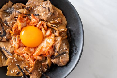 Kore usulü turşulu yumurta turşulu domuz bulgogi pirinç kasesi.