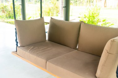Boş kanepe dinlenmek için bahçede sallanıyor.