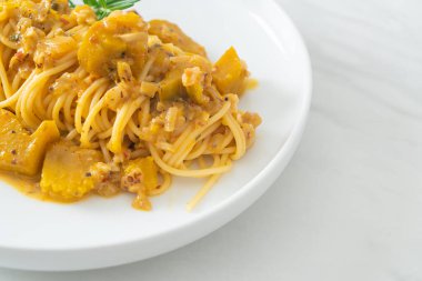 kabaklı spagetti makarna alfredo sosu - vegan ve vejetaryen yemek tarzı