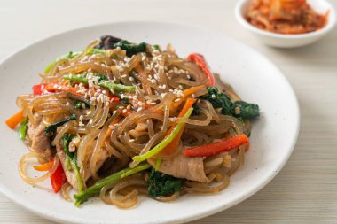 Japchae ya da karışık Kore vermicelli erişte sebzeli ve üzerine beyaz susamlı domuz eti - Kore geleneksel yemek tarzı