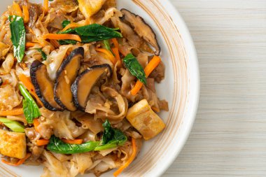 Tofu ve sebzeli kızarmış şehriye. Vejetaryen ve vejetaryen yemek tarzı.